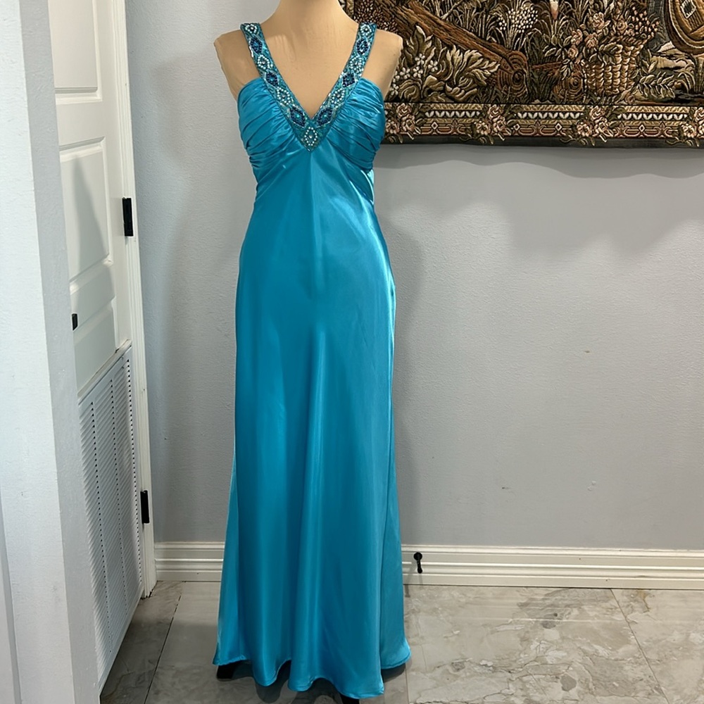 NV Couture Turquoise Formal Gown. Front &‎ Back Beading. Size 10